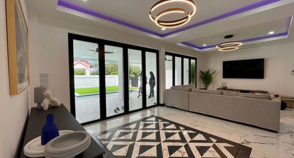 Villa en alquiler de 5 habitaciones en Bang Lamung, Chonburi