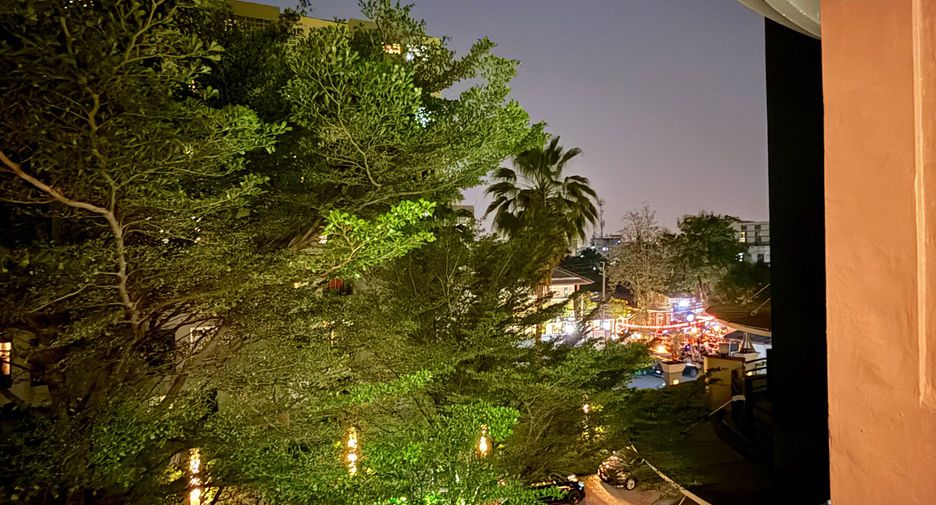 For sale 1 bed condo in Wang Thonglang, Bangkok