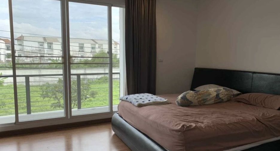 Casa adosada en venta y en alquiler de 3 habitaciones en Chom Thong, Bangkok
