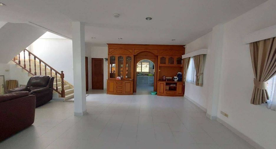 Casa en alquiler de 4 habitaciones en Bang Lamung, Chonburi