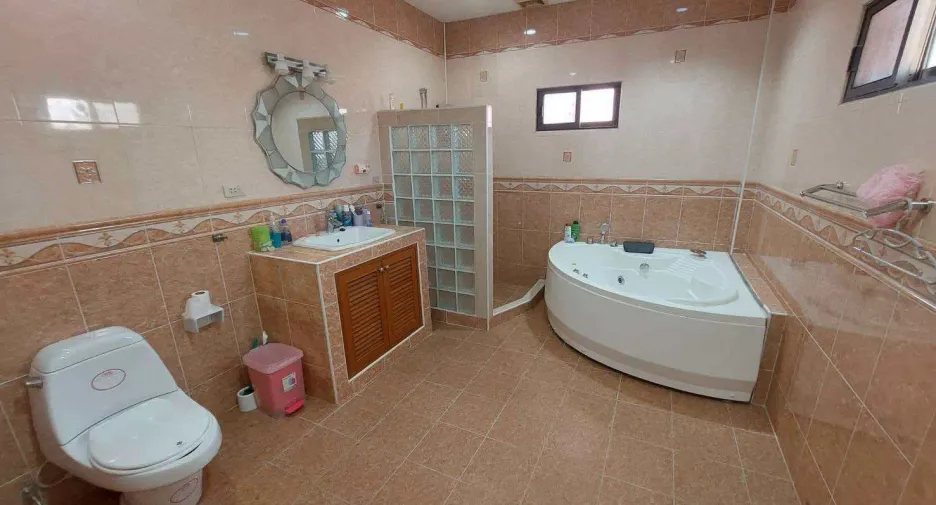 Casa en alquiler de 4 habitaciones en Bang Lamung, Chonburi