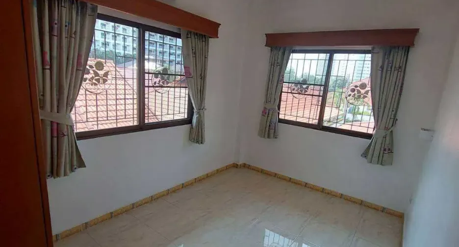 Casa en alquiler de 4 habitaciones en Bang Lamung, Chonburi