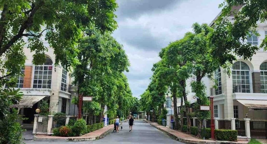 For sale 3 bedrooms house in Bang Kapi, Bangkok