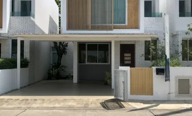 À vendre 3 chambres maison de ville à San Kamphaeng, Chiang Mai