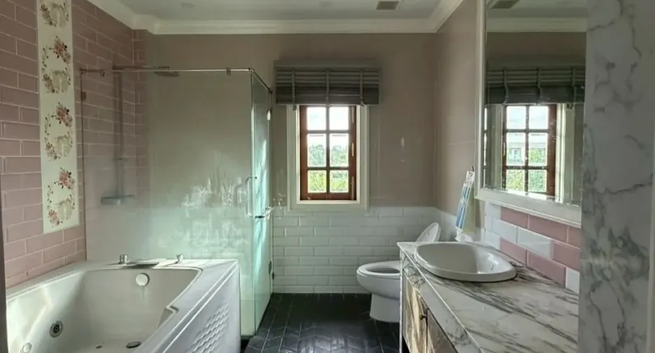 For sale and for rent 4 bedrooms house in Lak Si, Bangkok