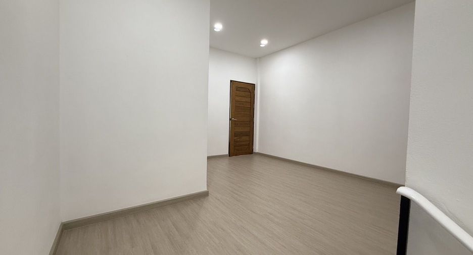 For sale 2 bedrooms townhouse in Mueang Phrae, Phrae