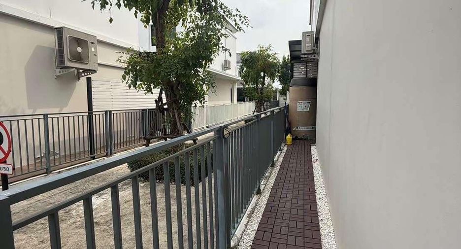 For sale 4 bedrooms townhouse in Bang Khen, Bangkok