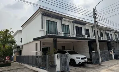 Casa adosada en venta de 4 habitaciones en Bang Khen, Bangkok