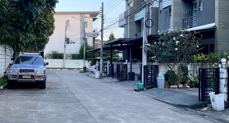 Reihenhaus zum Kauf und zur Miete mit 3 Zimmer in Bang Kapi, Bangkok