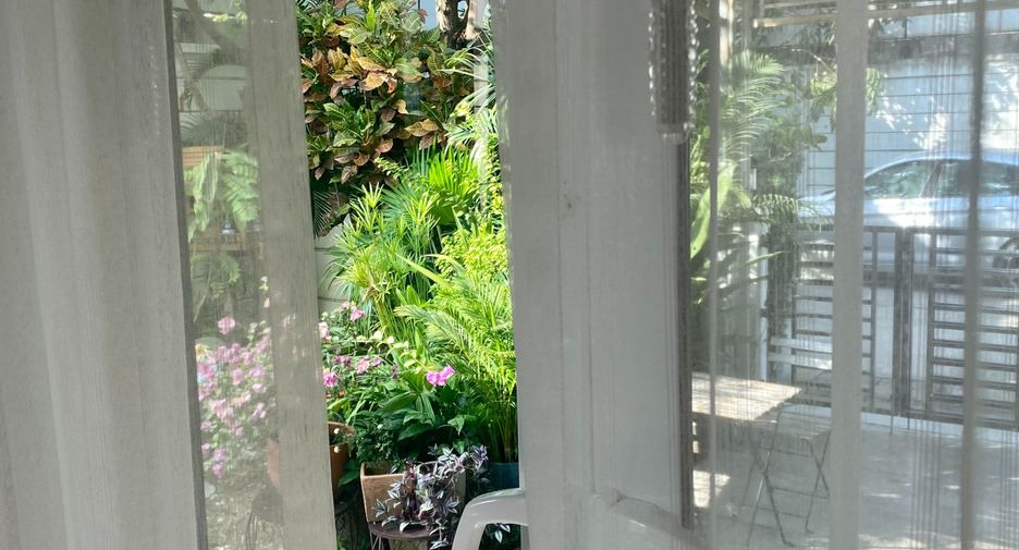 For sale and for rent 3 bedrooms townhouse in Bang Kapi, Bangkok