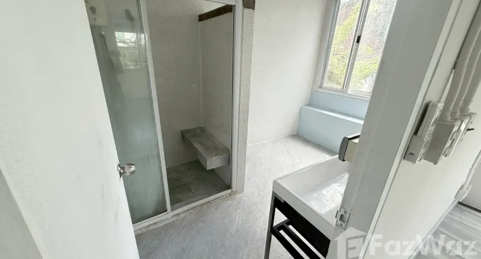 For sale and for rent 3 bedrooms house in Phra Khanong, Bangkok