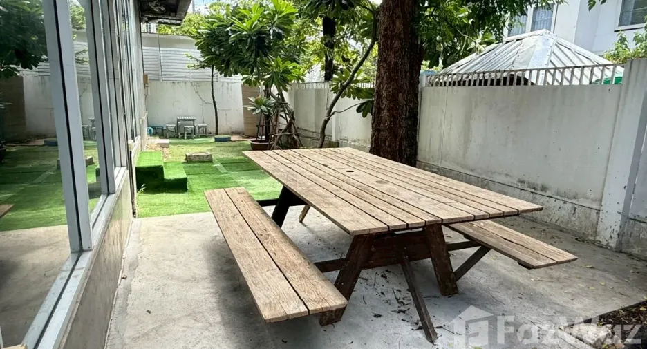 For sale and for rent 3 bedrooms house in Phra Khanong, Bangkok