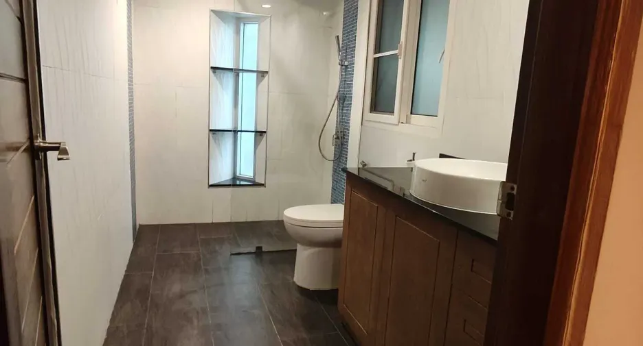 À vendre 2 chambres condo à Bang Na, Bangkok