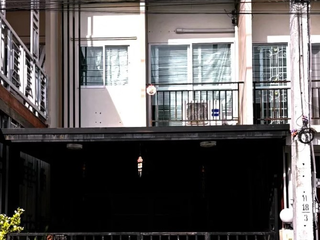 À vendre 3 chambres maison de ville à Nong Khaem, Bangkok