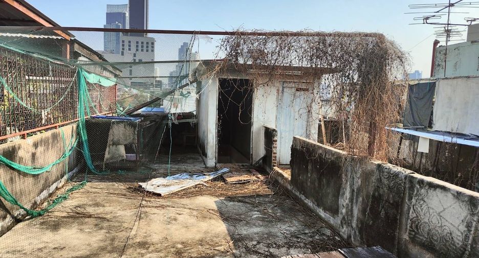 For sale 4 bedrooms retail Space in Khlong San, Bangkok