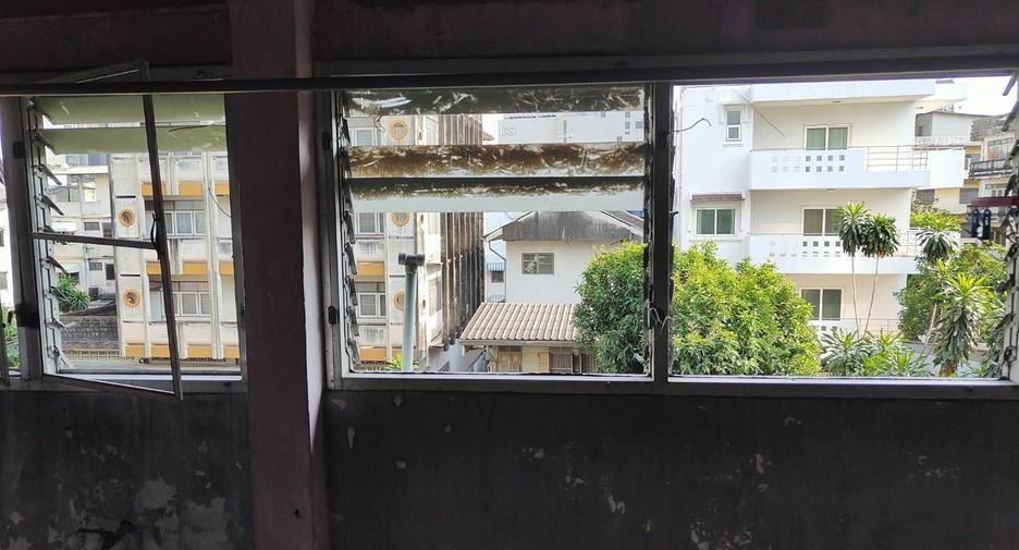 For sale 4 bedrooms retail Space in Khlong San, Bangkok
