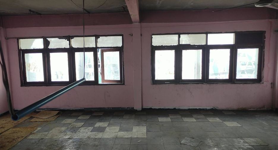 For sale 4 bedrooms retail Space in Khlong San, Bangkok
