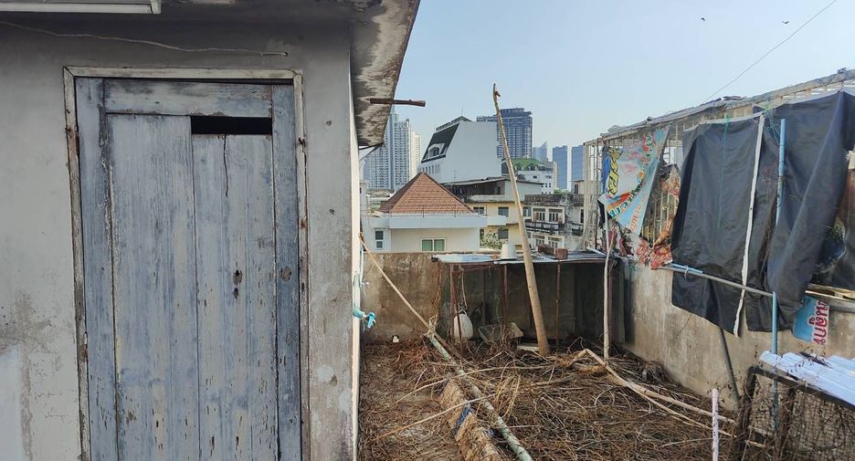 For sale 4 bedrooms retail Space in Khlong San, Bangkok