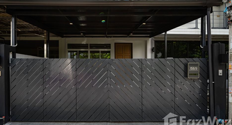 For sale 4 bedrooms townhouse in Lat Phrao, Bangkok