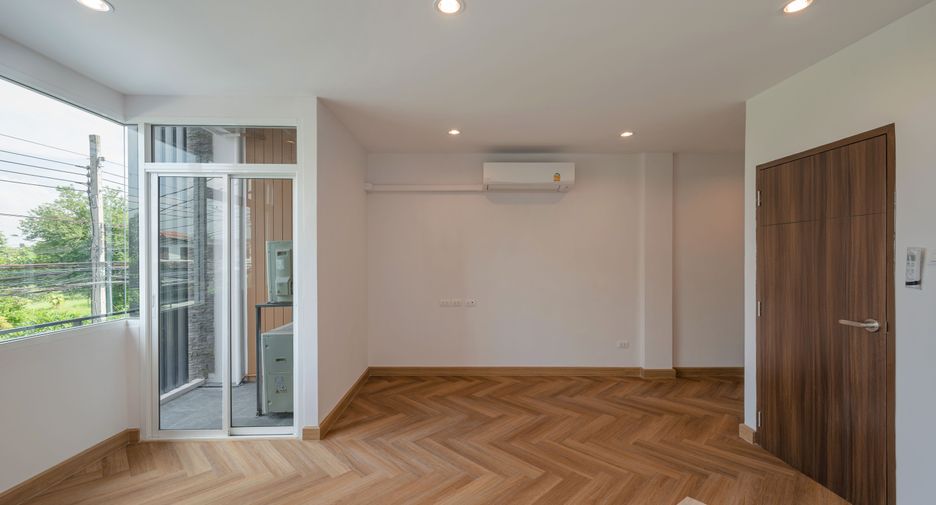 Casa adosada en venta de 4 habitaciones en Lat Phrao, Bangkok