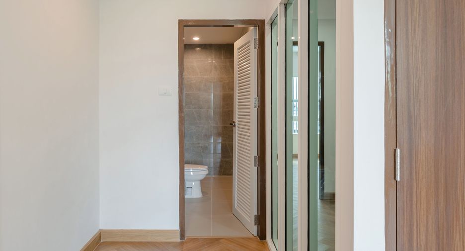 For sale 4 bedrooms townhouse in Lat Phrao, Bangkok