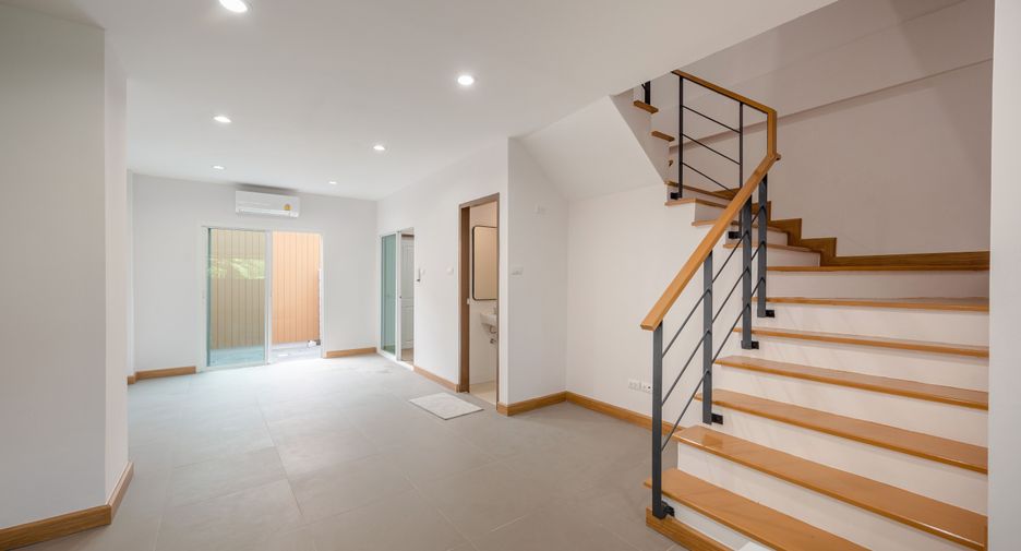 Casa adosada en venta de 4 habitaciones en Lat Phrao, Bangkok