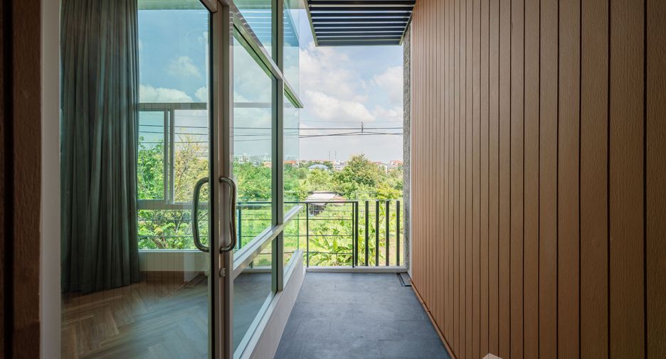 For sale 4 bedrooms townhouse in Lat Phrao, Bangkok