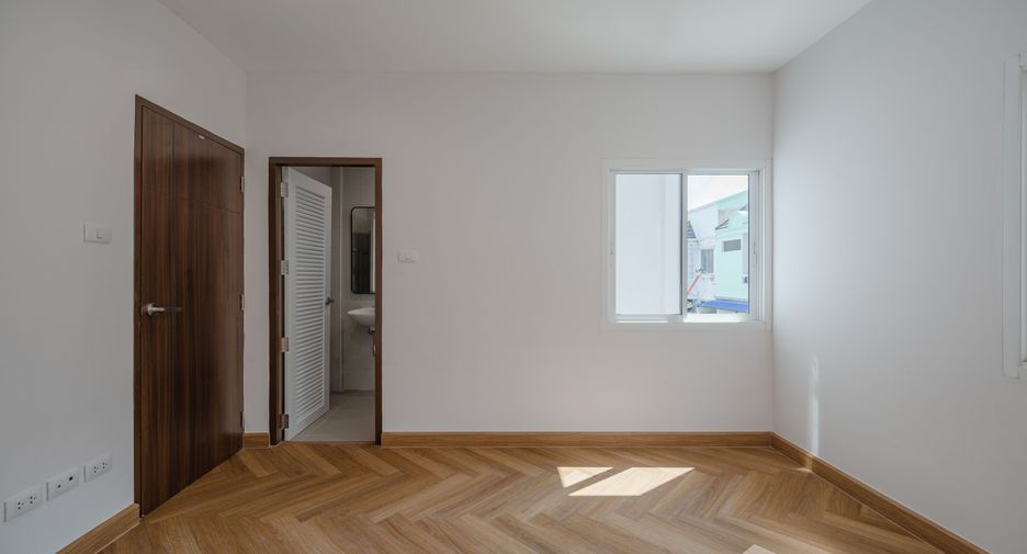 Casa adosada en venta de 4 habitaciones en Lat Phrao, Bangkok