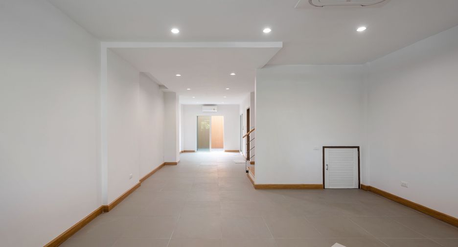 Casa adosada en venta de 4 habitaciones en Lat Phrao, Bangkok