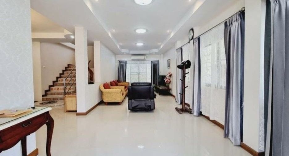 For rent 6 bedrooms villa in Mueang Chiang Mai, Chiang Mai