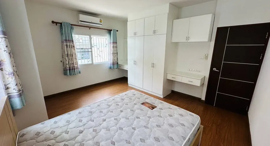 For rent 4 bedrooms house in Mueang Chiang Mai, Chiang Mai