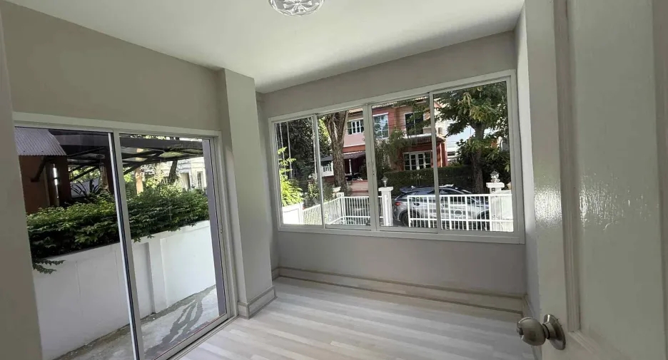 Haus zum Kauf mit 4 Zimmer in Thung Khru, Bangkok