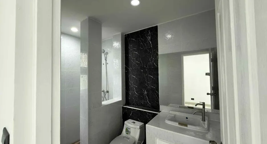 Haus zum Kauf mit 4 Zimmer in Thung Khru, Bangkok