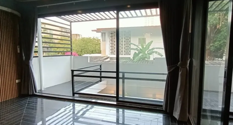 出售 和 出租 4 卧室 联排别墅 在 Watthana, 曼谷