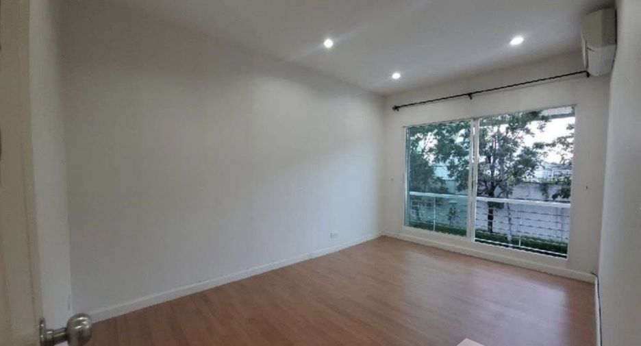 For sale 3 bedrooms townhouse in Prawet, Bangkok