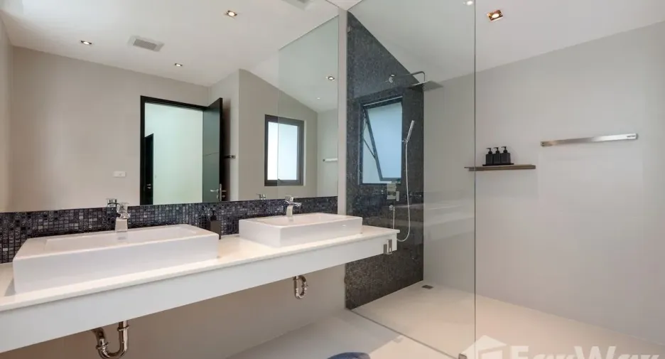 For sale and for rent 6 bedrooms villa in Kathu, Phuket