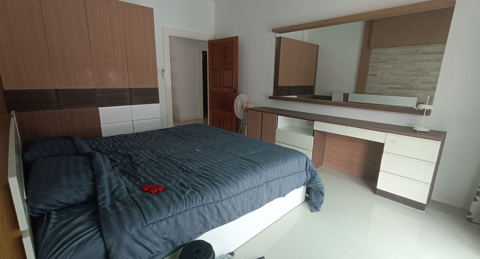 For rent 3 bedrooms villa in Bang Lamung, Chonburi