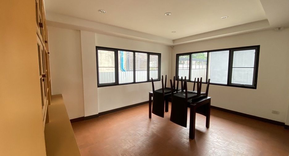 For rent 4 bedrooms house in Mueang Chiang Mai, Chiang Mai
