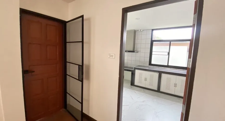 For rent 4 bedrooms house in Mueang Chiang Mai, Chiang Mai