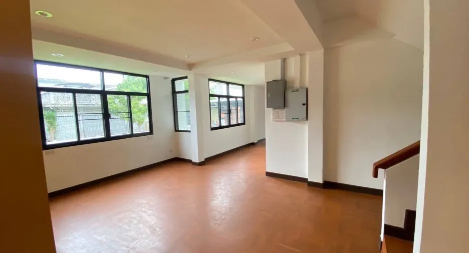 For rent 4 bedrooms house in Mueang Chiang Mai, Chiang Mai