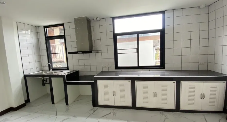 For rent 4 bedrooms house in Mueang Chiang Mai, Chiang Mai