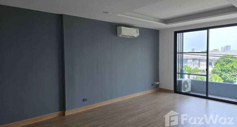 For sale 2 bedrooms townhouse in Bang Na, Bangkok
