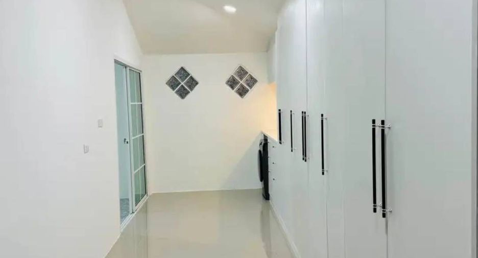 For rent 3 bedrooms condo in Bang Lamung, Chonburi