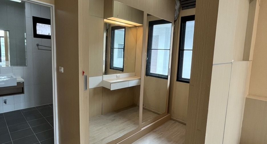 For sale 4 bedrooms townhouse in Bang Phli, Samut Prakan