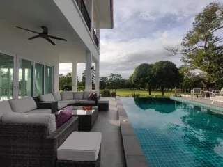 Villa en venta de 7 habitaciones en Bang Lamung, Chonburi