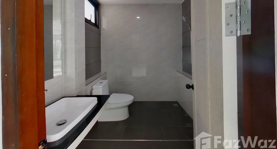 For sale 4 bedrooms house in Saraphi, Chiang Mai