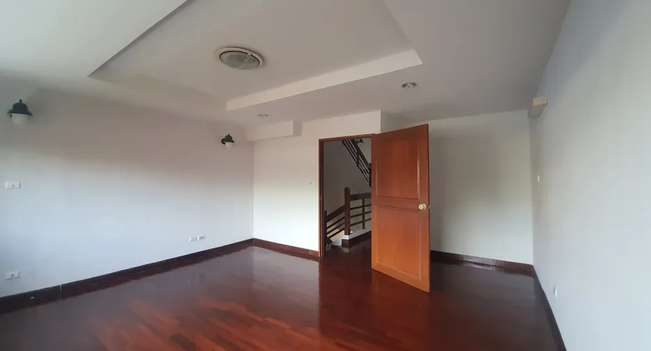 For rent 4 bedrooms townhouse in Mueang Rayong, Rayong