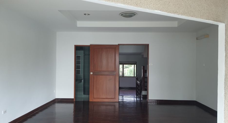 For rent 4 bedrooms townhouse in Mueang Rayong, Rayong
