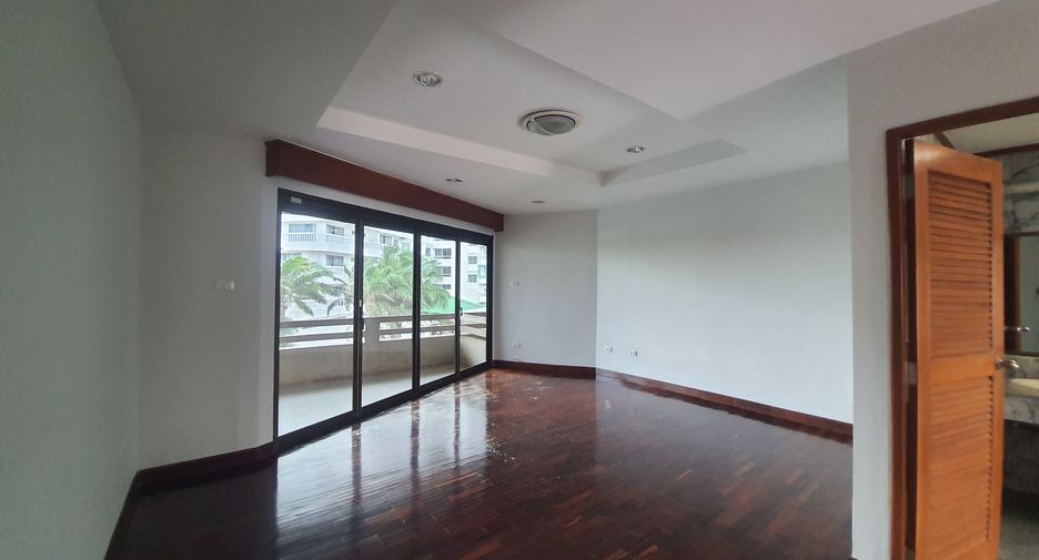 For rent 4 bedrooms townhouse in Mueang Rayong, Rayong