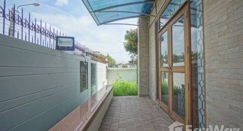 For sale and for rent 4 bedrooms house in Taling Chan, Bangkok